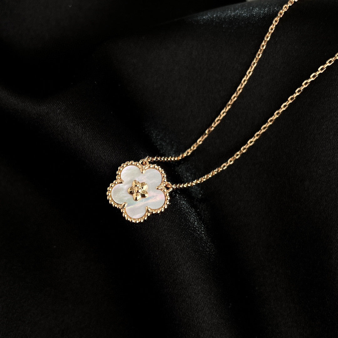 [Glow Muse]COLLAR BLANCO CON FLORES DE CEREZO MOP "LUCKY"