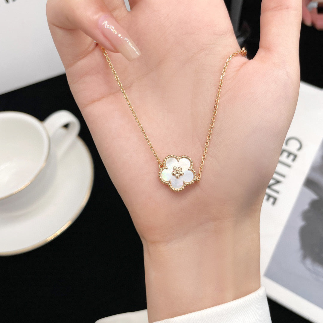 [Glow Muse]COLLAR BLANCO CON FLORES DE CEREZO MOP "LUCKY"