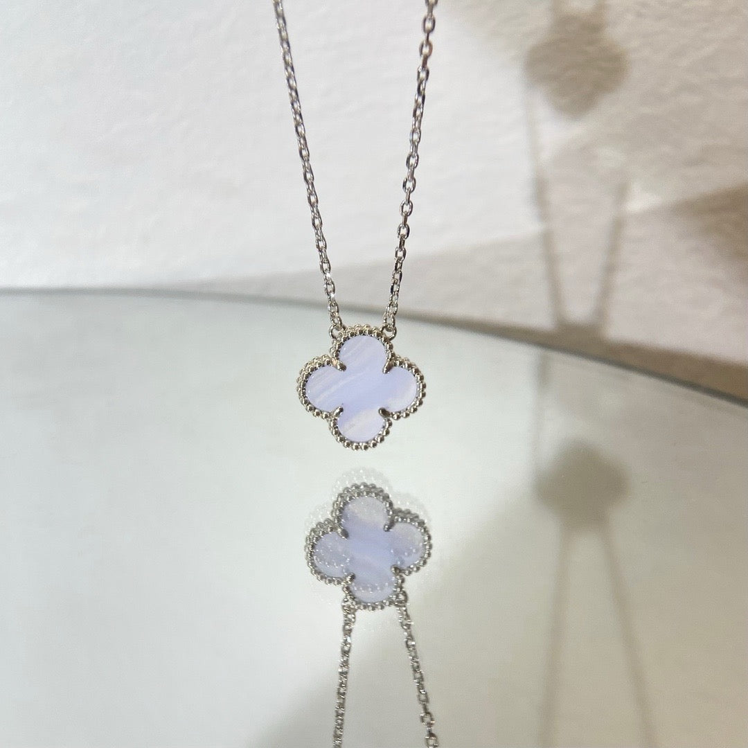 [توهج ميوز]قلادة زرقاء من الكالسيدونيوم فضية 15 مم CLOVER