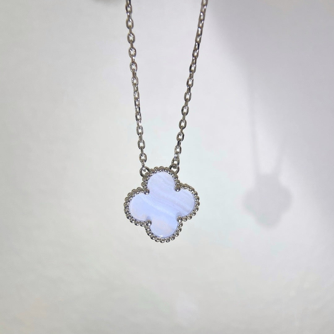 [توهج ميوز]قلادة زرقاء من الكالسيدونيوم فضية 15 مم CLOVER