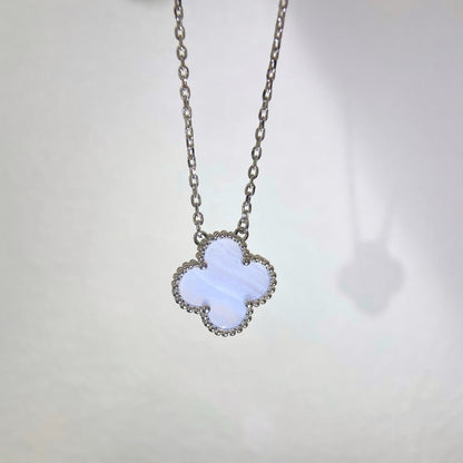 [توهج ميوز]قلادة زرقاء من الكالسيدونيوم فضية 15 مم CLOVER