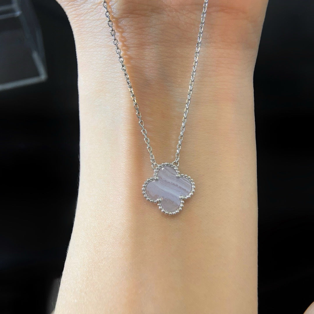 [توهج ميوز]قلادة زرقاء من الكالسيدونيوم فضية 15 مم CLOVER