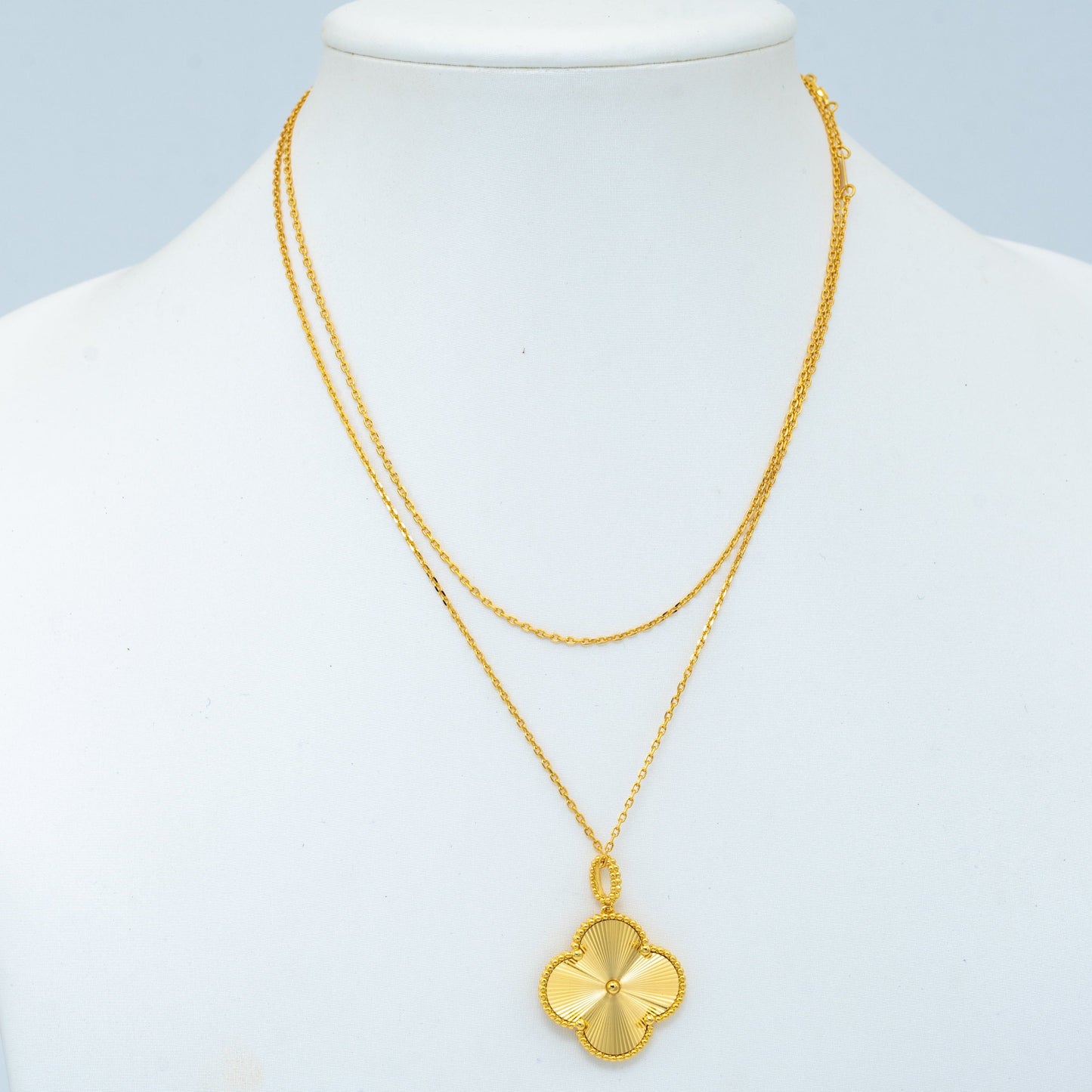 [Glow Muse]COLLAR CON COLGANTE TRÉBOL 25MM ORO