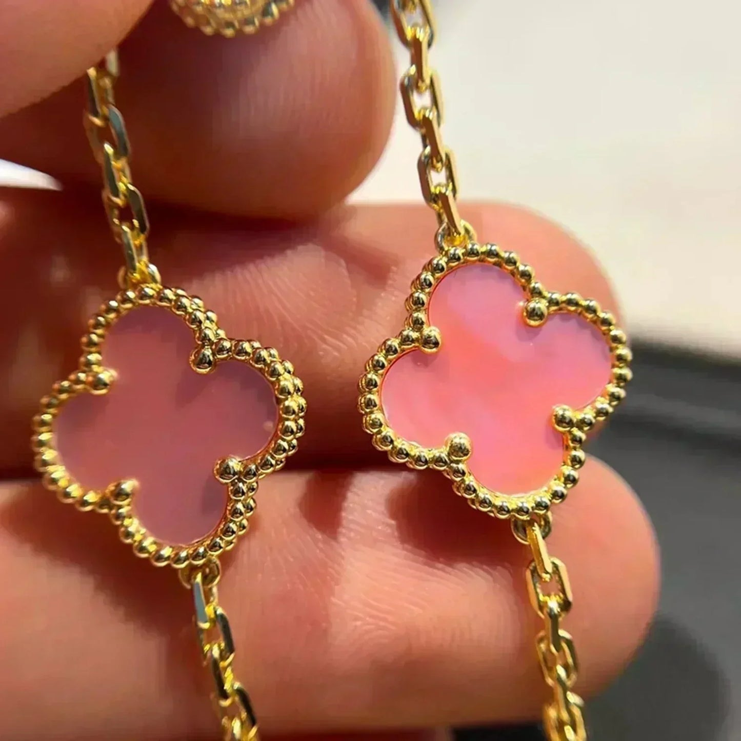 [⭐Glow Muse] مجموعة سوار CLOVER 5 MOTIFS من عرق اللؤلؤ الوردي