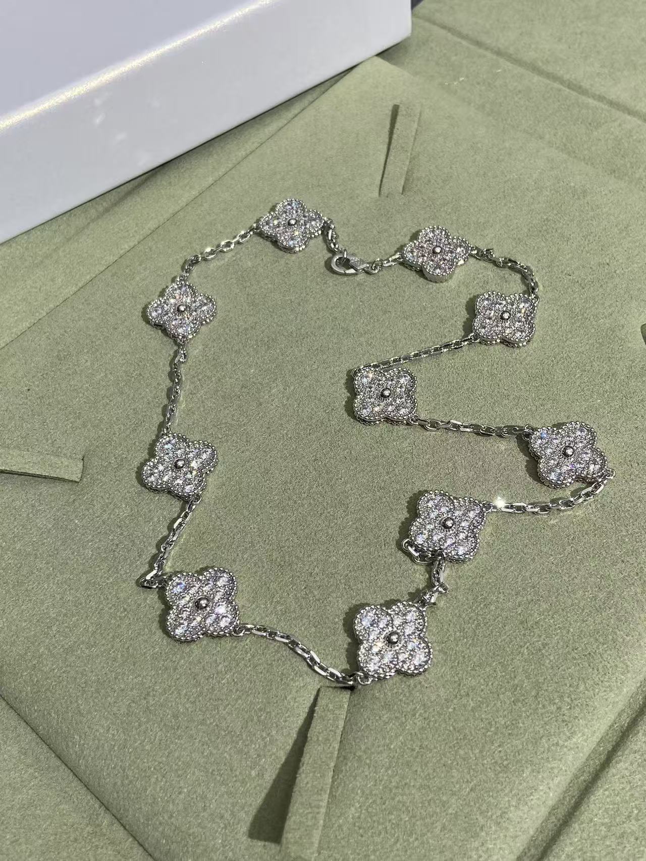 [Glow Muse Jewelry] قلادة كلوفر 10 موتيفز المرصعة بالماس بالكامل