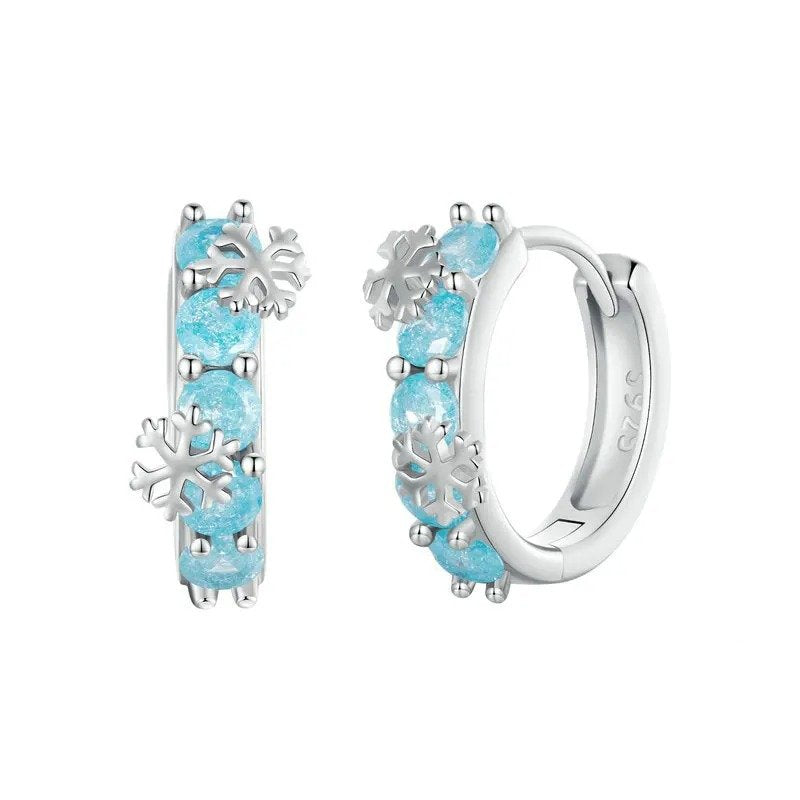 Pendientes de aro Huggie con circonitas flor de hielo y baño de platino