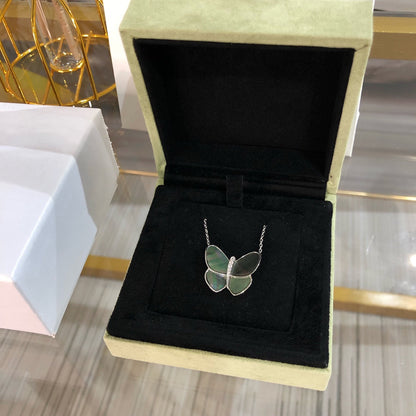 [Glow Muse]COLLAR DE PLATA CON COLGANTE DE MARIPOSA GRANDE Y DIAMANTES