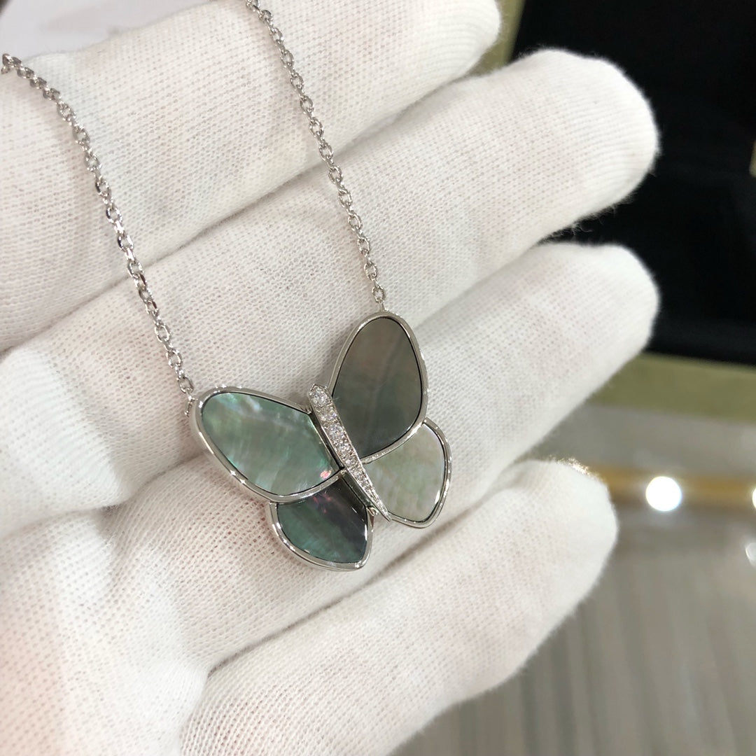 [Glow Muse]COLLAR DE PLATA CON COLGANTE DE MARIPOSA GRANDE Y DIAMANTES