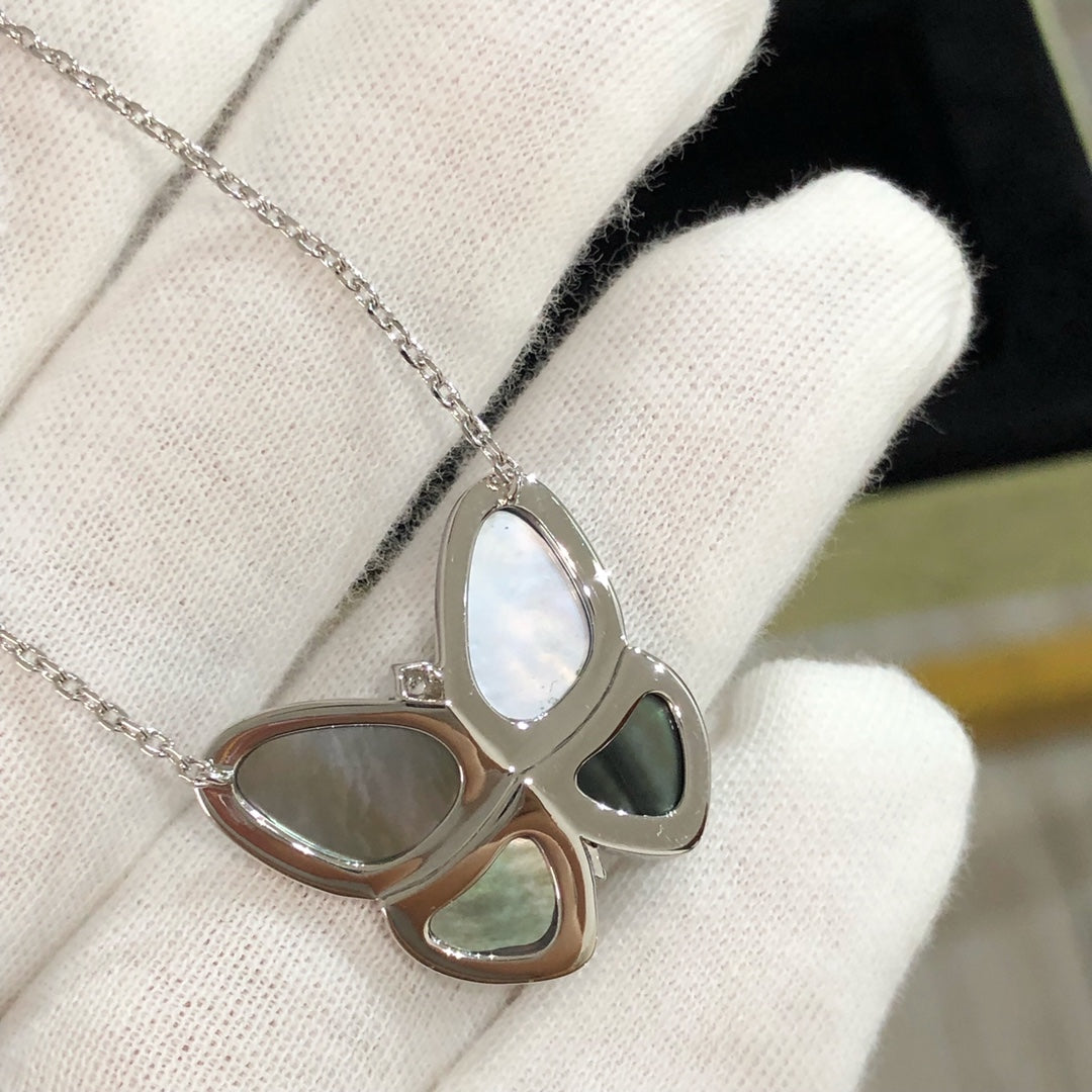 [Glow Muse]COLLAR DE PLATA CON COLGANTE DE MARIPOSA GRANDE Y DIAMANTES