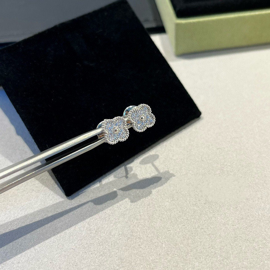 [Glow Muse]PENDIENTES DE BOTÓN PEQUEÑOS DE DIAMANTES CLOVER